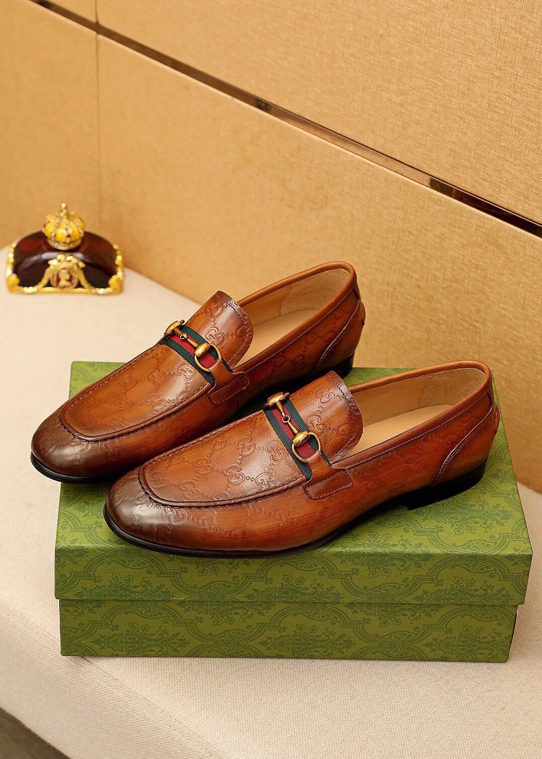 Men's shoes 💰480 💐 Product trademark: GUCCI "Gucci" casual leather shoes Regular size: 38-45 (45.46🉑️customized) Product materials: Selected imported first-layer calfskin embossed upper + luxury hardware buckle, imported cowhide leather lining. Strong three-dimensional visual effect, original outsole color: 2 colors available
